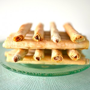 Dessert in Mini Portions: Walnut-Pecan-Raisin & Cream Cigars