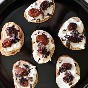 Roasted Grapes Crostini served at the party #TheHobnob