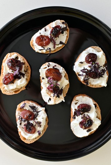 Roasted Grapes Crostini served at the party #TheHobnob